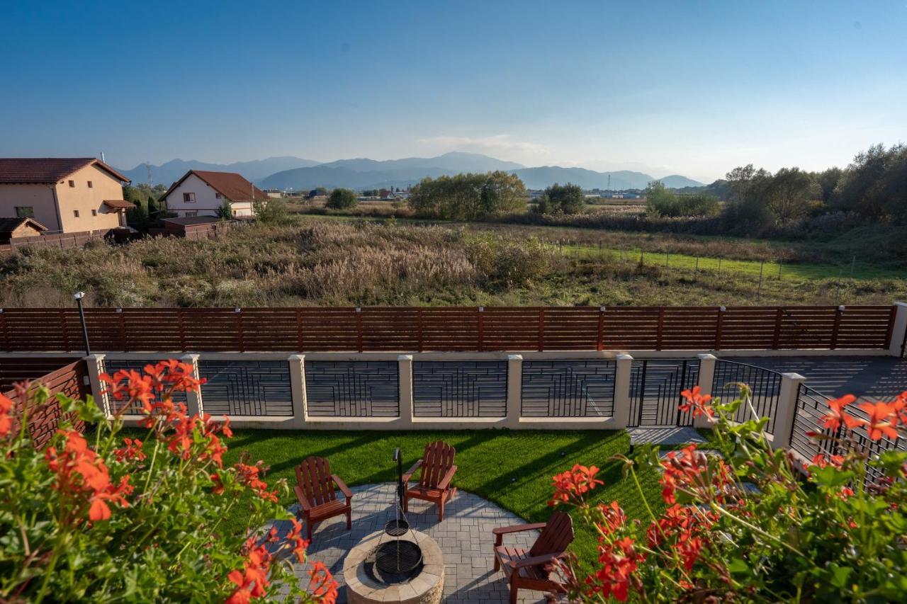 Roots Villa Redwood Brasov Bagian luar foto