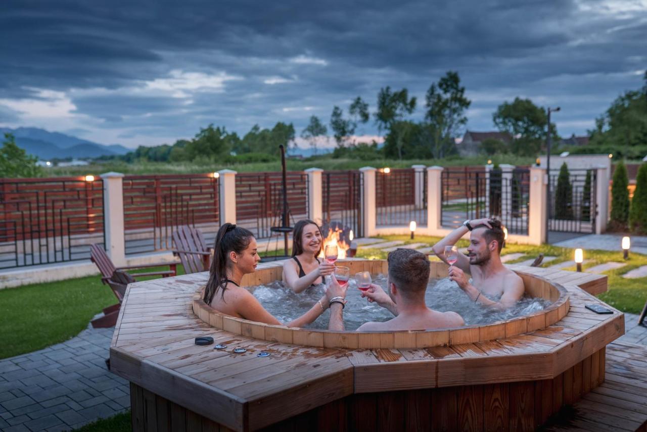 Roots Villa Redwood Brasov Bagian luar foto