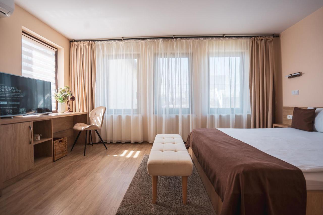 Roots Villa Redwood Brasov Bagian luar foto