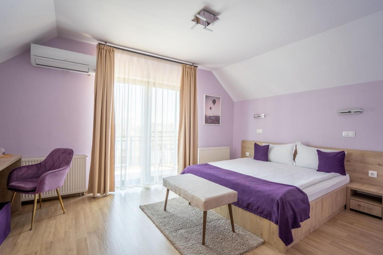 Roots Villa Redwood Brasov Bagian luar foto