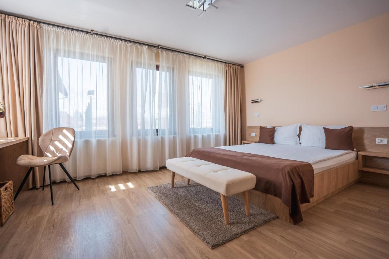 Roots Villa Redwood Brasov Bagian luar foto